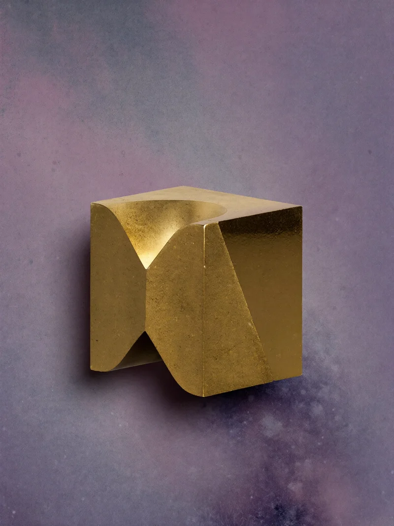 Illustrazione concept di un fermacarte scultoreo in ottone.
